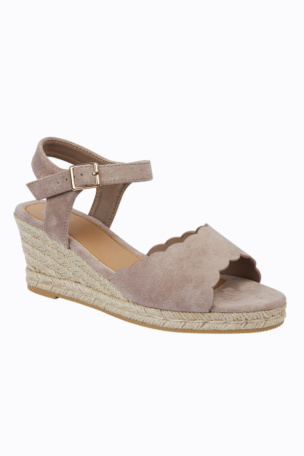 Scallop detail low wedge